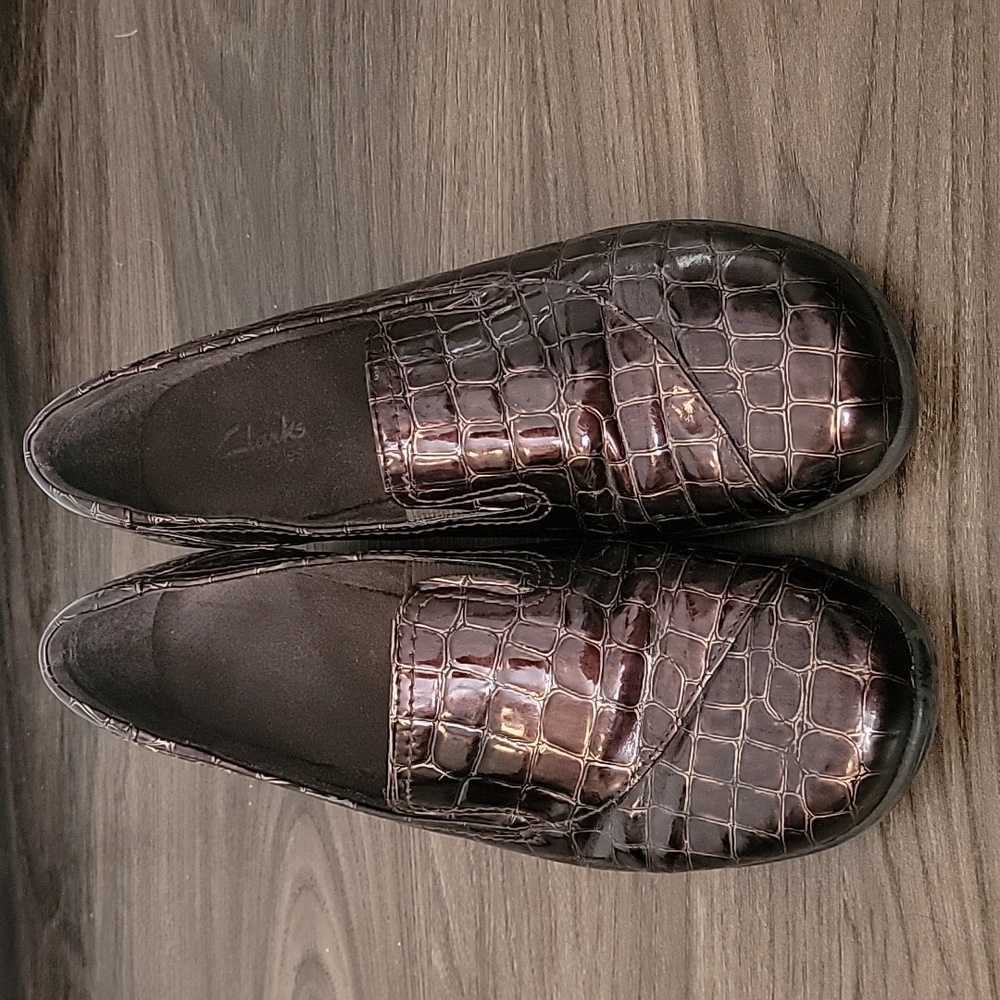 Clarks Bendables brown croc print loafers, size 8W